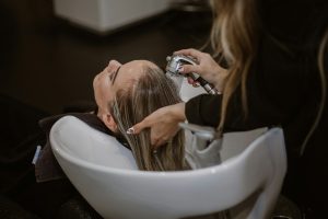 Догляд за шкірою голови: очищення, лупа, жирність і межі домашньої рутини — Покроковий практичний сценарій